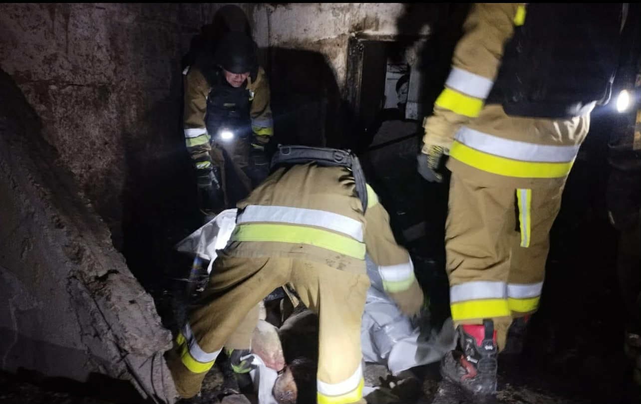 <em>У Краматорському районі вилучили з-під завалів тіло загиблого чоловіка. Фото: ДСНС</em>