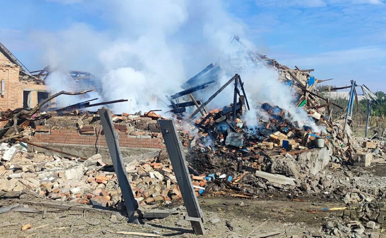 <em>Надзвичайники ліквідували чотири пожежі, що виникли через ворожі обстріли на Донеччині. Фото: ДСНС</em>