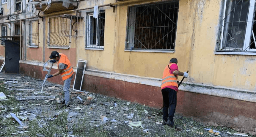 <em>Ліквідація наслідків російського удару по Краматорську. Фото: Добробут-Краматорськ</em>