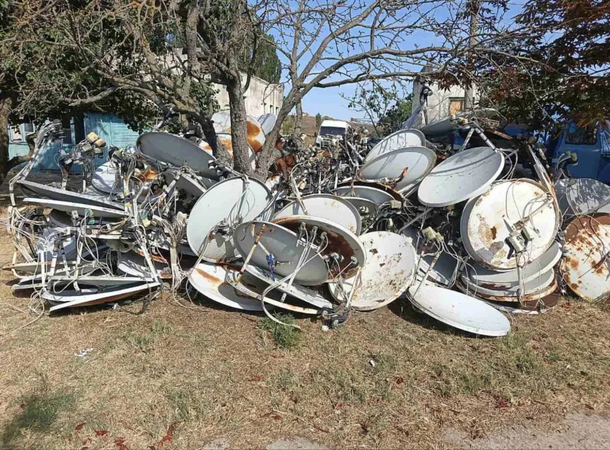 <em>Супутникові тарілки, які знищують окупанти в Україні. Фото: khersondaily.com</em>