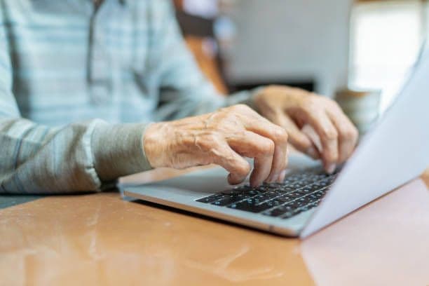 <em>Пенсионер за ноутбуком. Фото: iStock</em>