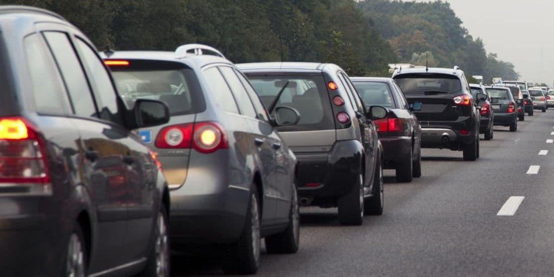 <em>Черга з автівок. Фото ілюстративне: iStock</em>