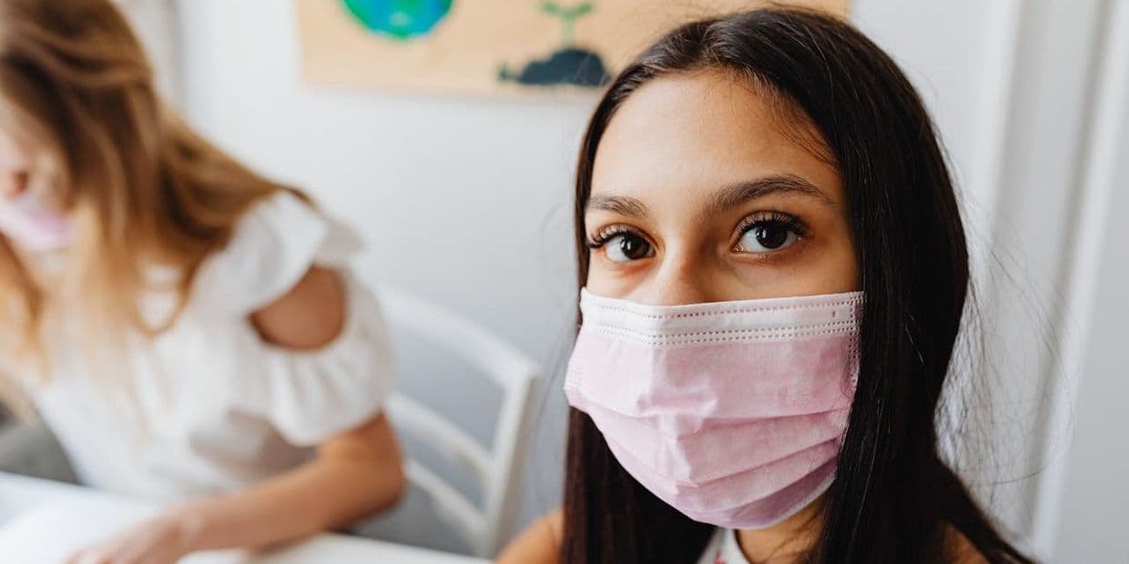 <em>Молодь у медичних масках. Фото: Pexels</em>