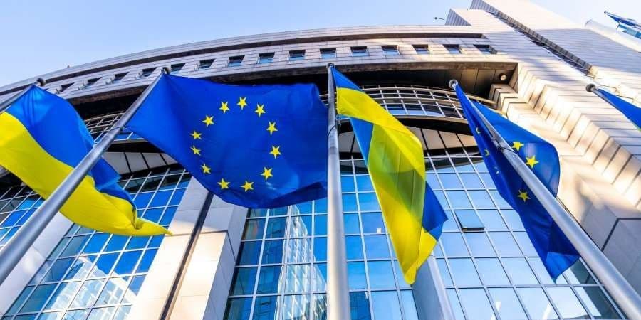 <em>Прапори Європейського Союзу та України. Фото: Пресслужба Апарату Верховної Ради України</em>