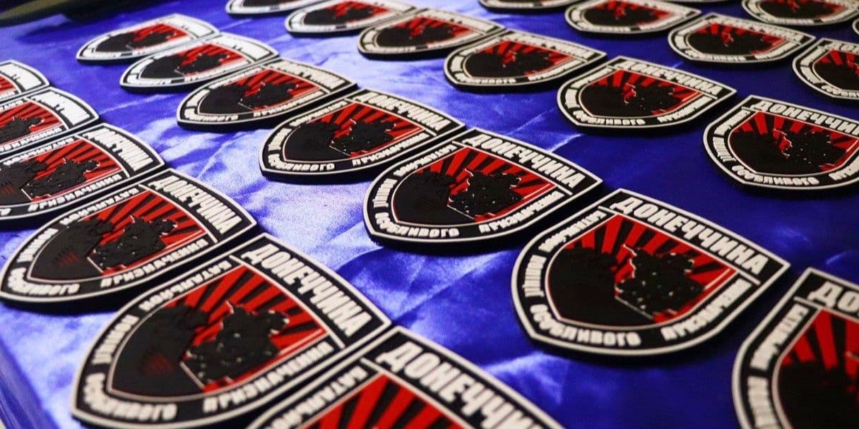 <em>Шеврони бійців стрілецького батальйону поліції Донеччини. Фото: Національна поліція України</em>