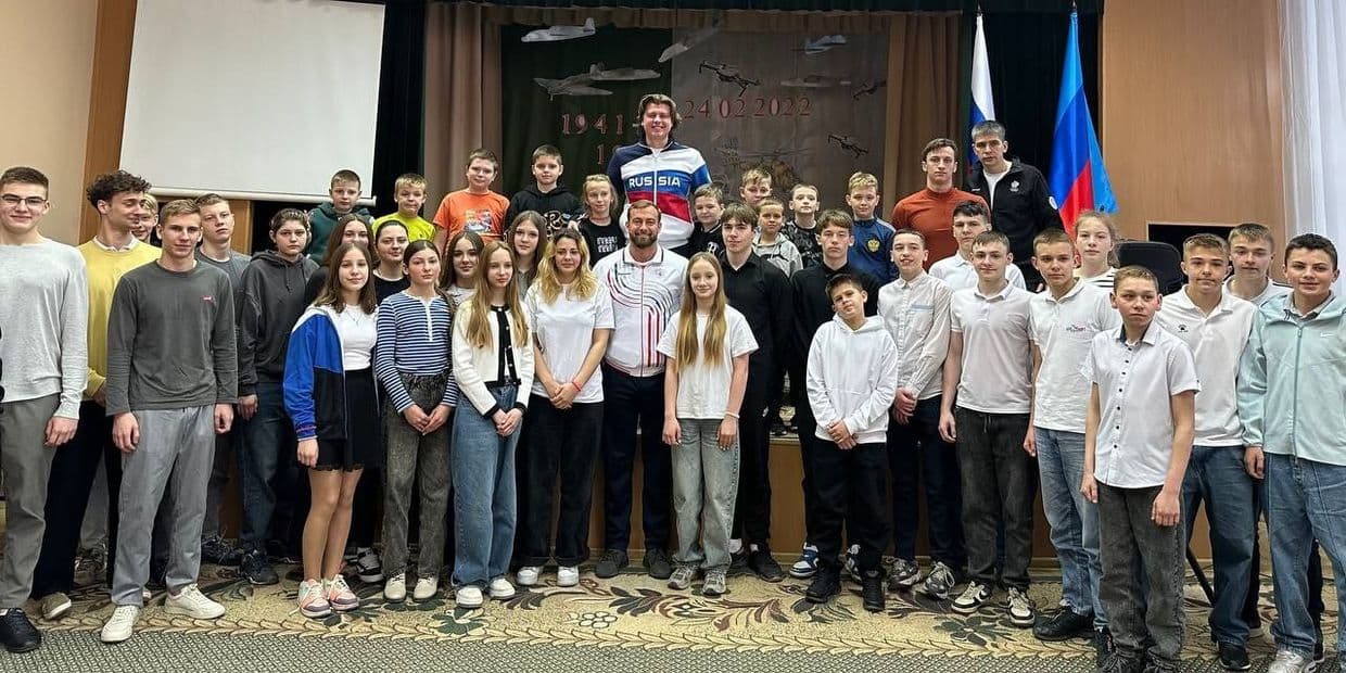 <em>Встреча с российским "серебряным" призером Олимпийских игр 2020 по плаванию и чемпионом мира по подводному плаванию в стенах оккупированного Луганского высшего училища физической культуры прошла. Фото из открытых источников</em>