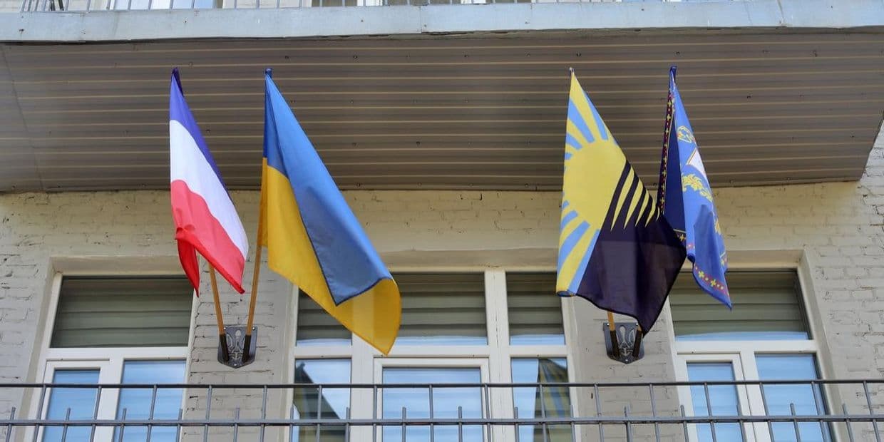 <em>Прапори на гуртожитку в Дніпрі, де 36 родин з Маріуполя отримали соціальне житло, червень 2025 року. Фото: Telegram/Вадим Бойченко</em>