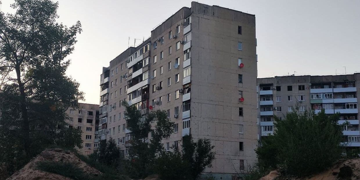 <em>Багатоповерхівки в окупованому Сіверськодонецьку, серпень 2025 року. Фото з відкритих джерел</em>