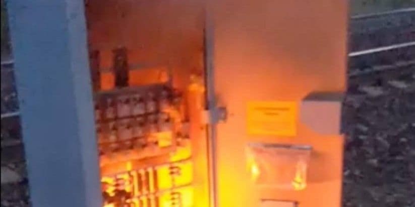 <em>Підпалена партизанами релейна шафа біля окупованого Дебальцевого на Донеччині. Фото: АТЕШ</em>