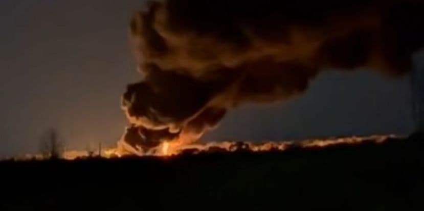 <em>Горить нафтобаза в окупованому Луганську, 4-5 вересня 2025 року. Фото з соцмереж</em>