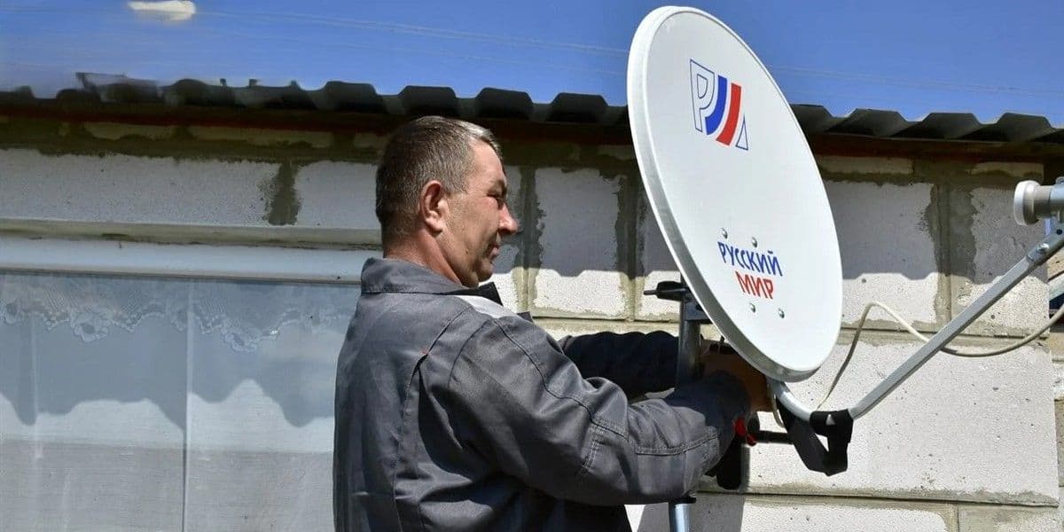 <em>Монтаж "тарілки" з "рускім міром". Фото: ЦНС</em>