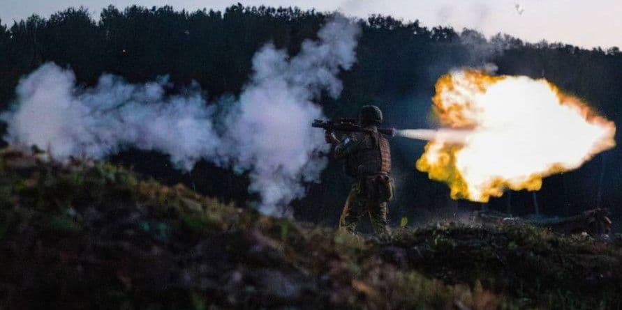 <em>Стреляет украинский защитник. Фото: 1-й корпус НГУ "Азов"</em>