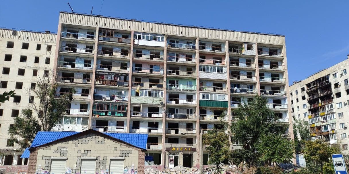 <em>Будинки в окупованому Сіверськодонецьку, вересень 2025 року. Фото з відкритих джерел</em>