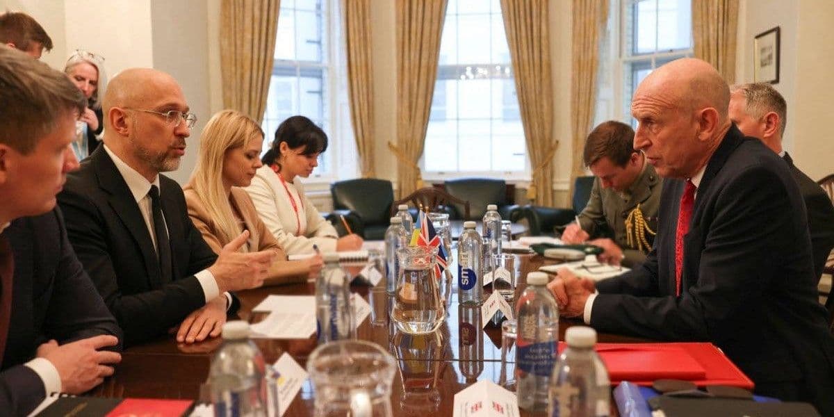 <em>Зустріч Міністра оборони України Дениса Шмигаля та Міністра оборони Великої Британії Джона Гілі. Фото: Телеграм-канал Міністра оборони України</em>