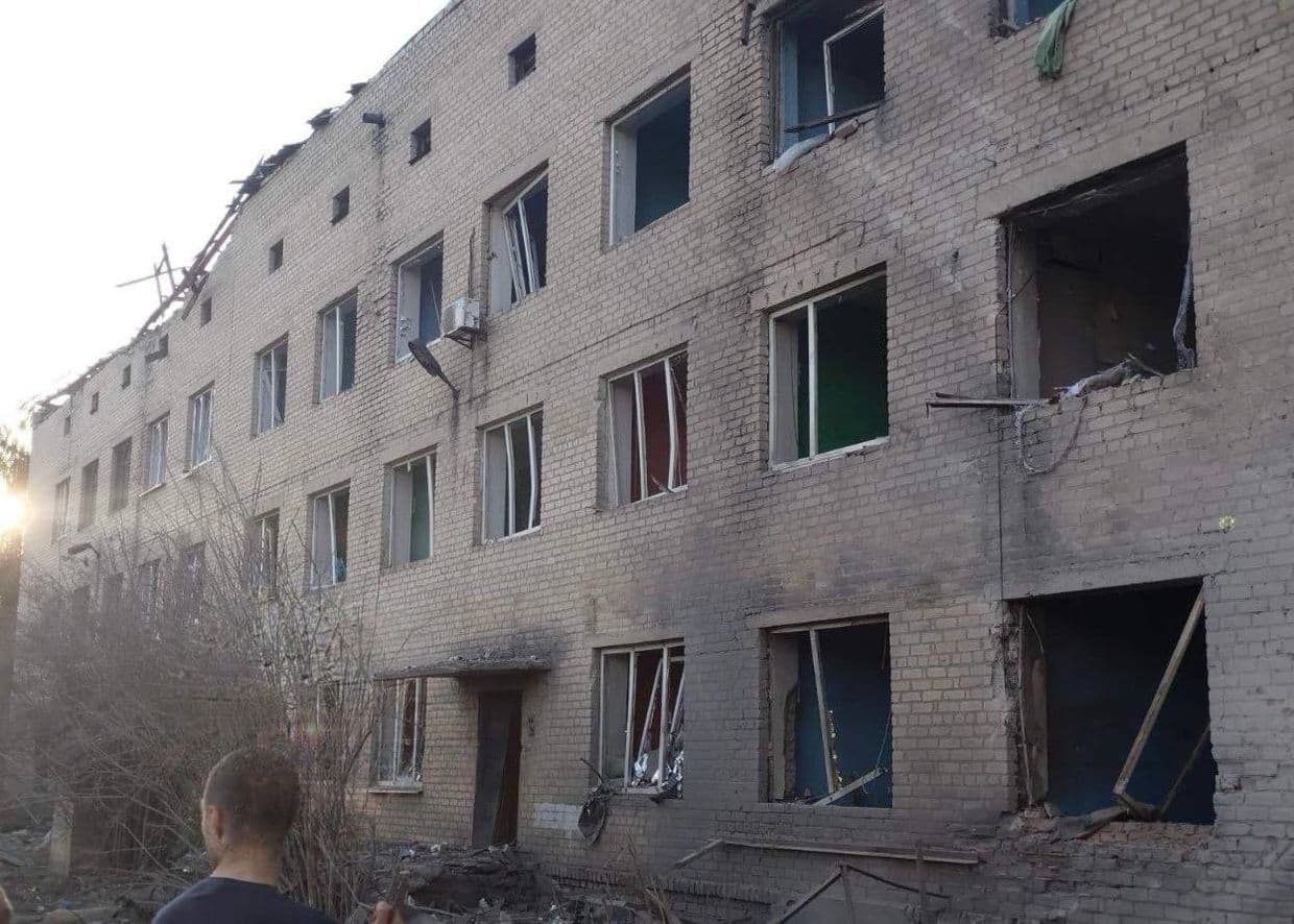 <em>Роддом в Доброполье, пострадавший от российской атаки, 12 сентября 2025 года. Фото: Telegram/Доброполье info</em>