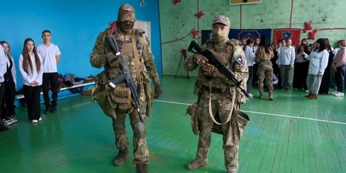 <em>Оккупанты в школе. Фото: ЦНС</em>