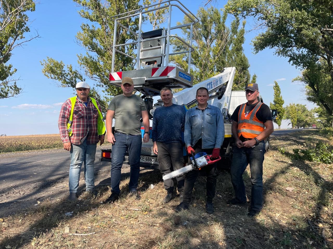 <em>Працівники КП "Великоновосілківський комунгосп" та КП "Андріївський комунгосп". Фото: Великоновосілківська СВА</em>