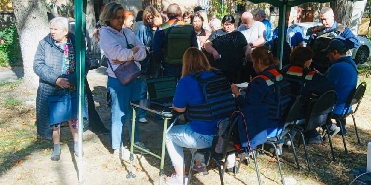 <em>Выдача помощи в Краматорске пострадавшим от российского обстрела в ночь на 15 сентября 2025 года. Фото: Краматорский городской совет</em>