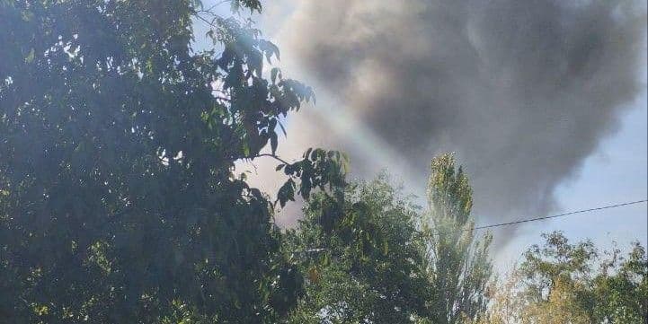 <em>Дим від вибуху в окупованому Донецьку 17 вересня 2025 року. Фото: Telegram/Ukraine context</em>