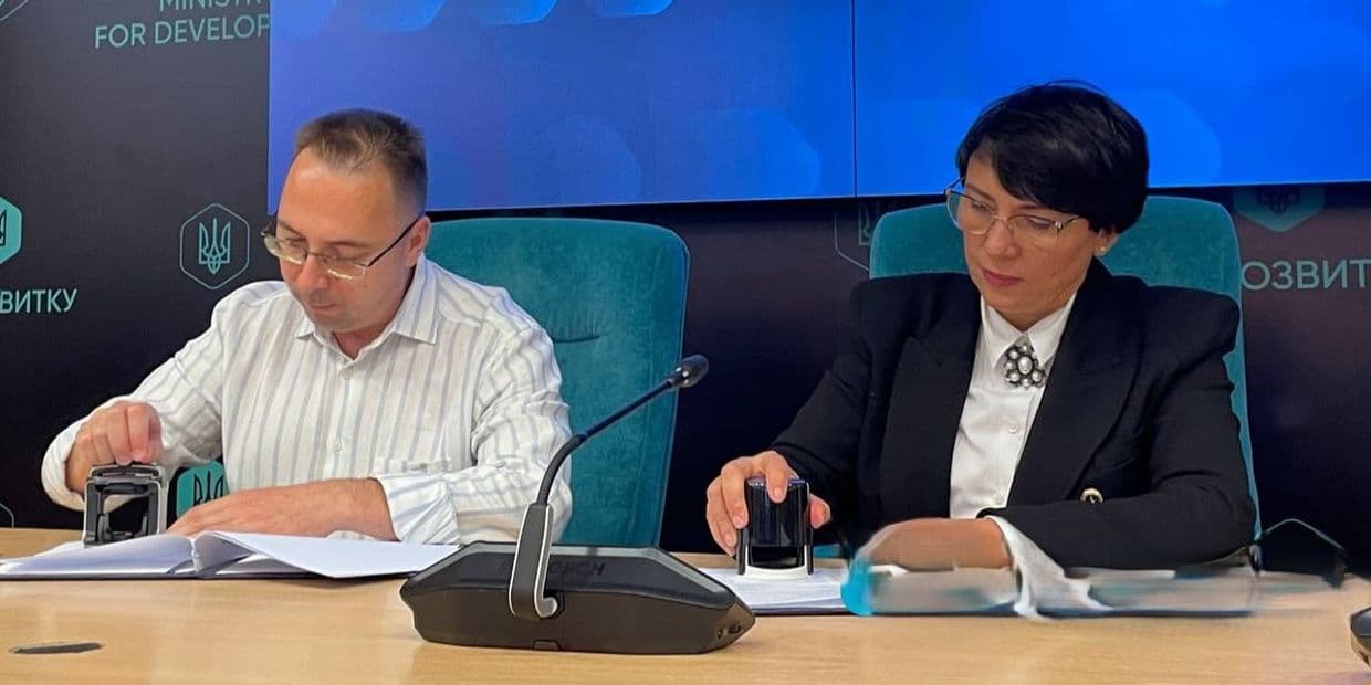 <em>Начальник Покровської міської військової адміністрації Сергій Добряк і голова Уманської міської ради Ірина Плетньова. Фото: Пліч-о-пліч. Згуртовані громади</em>