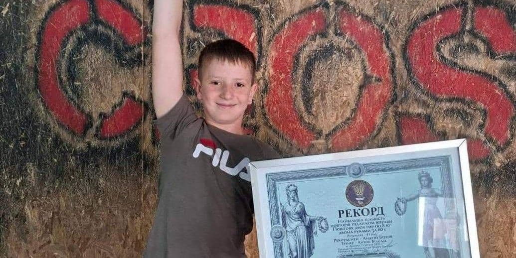 <em>12-річний Андрій Бірців встановив силовий рекорд України. Фото: Telegram/ Дніпро Оперативний | Війна</em>