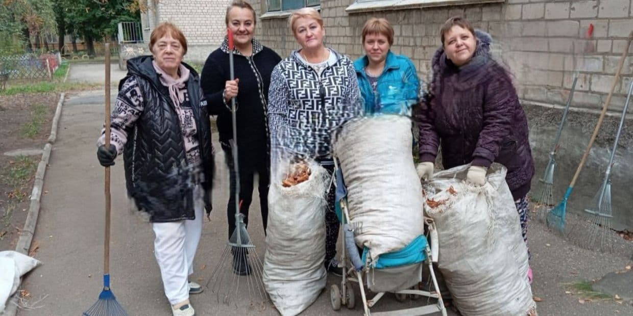 <em>Педагоги окупованого Донецька на "суботнікє". Фото: Telegram/Жовта Стрічка</em>