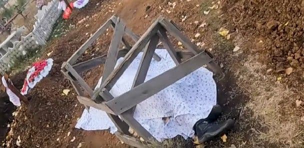 <em>Загиблий на кладовищі у Слов'янську, жовтень 2025 року. Скриншот з відео НПУ</em>