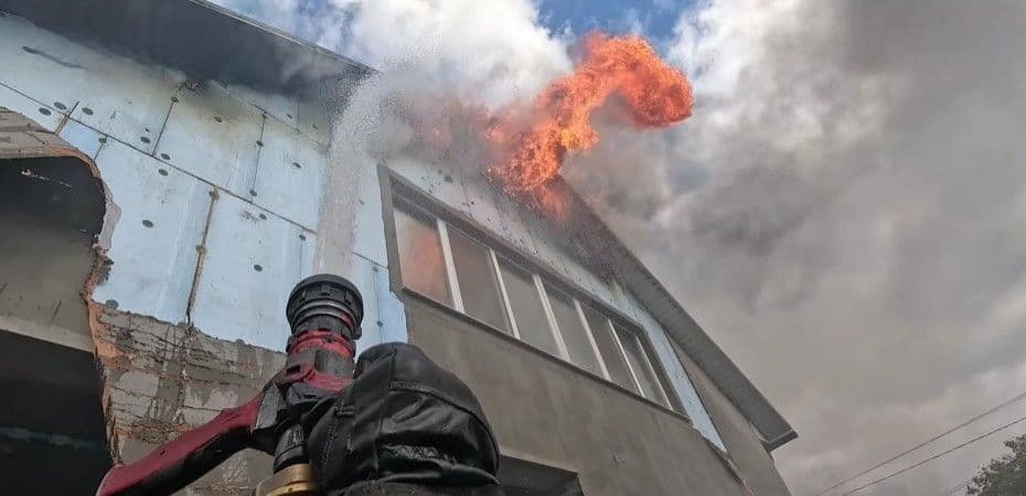 <em>Гасіння пожежі у Святогірську, викликаної російським обстрілом 14 жовтня 2025 року. Скриншот з відео ДСНС Донеччини</em>