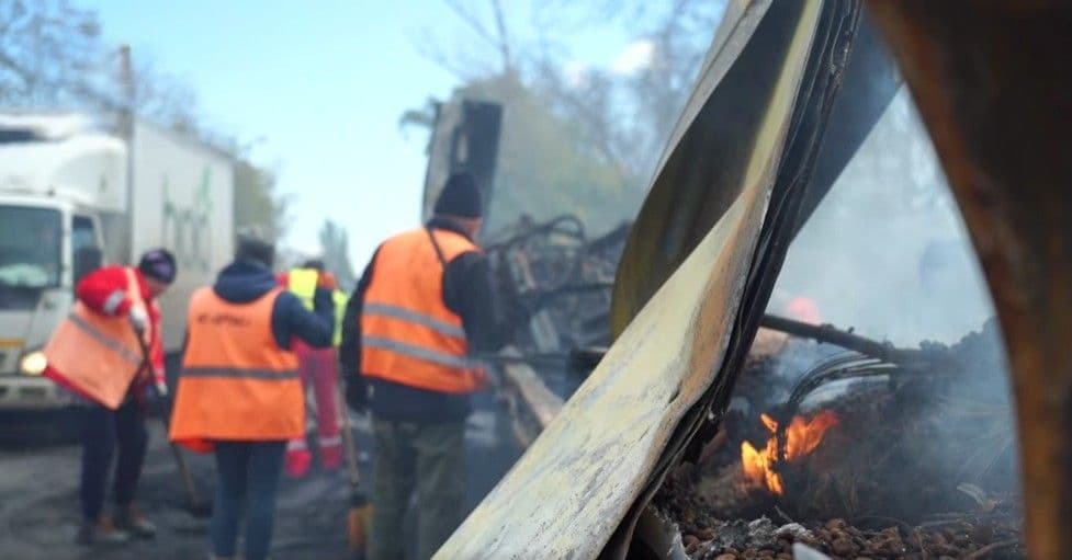 <em>Ліквідація наслідків російського дронового удару по вантажівці "Нової пошти", 16 жовтня 2025 року. Скриншот з відео 11-го армійського корпусу</em>