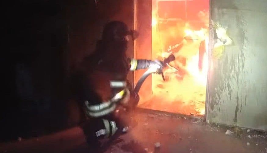 У ДСНС показали, як гасили пожежу після нічної атаки дронів на Слов'янськ (відео)