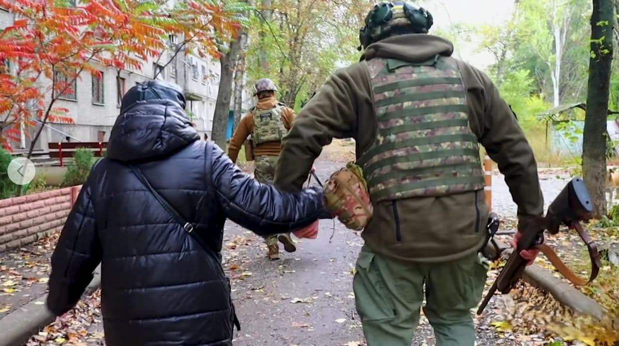 З Костянтинівки поліціянти евакуювали жінку, яка чекала на порятунок (фото, відео)