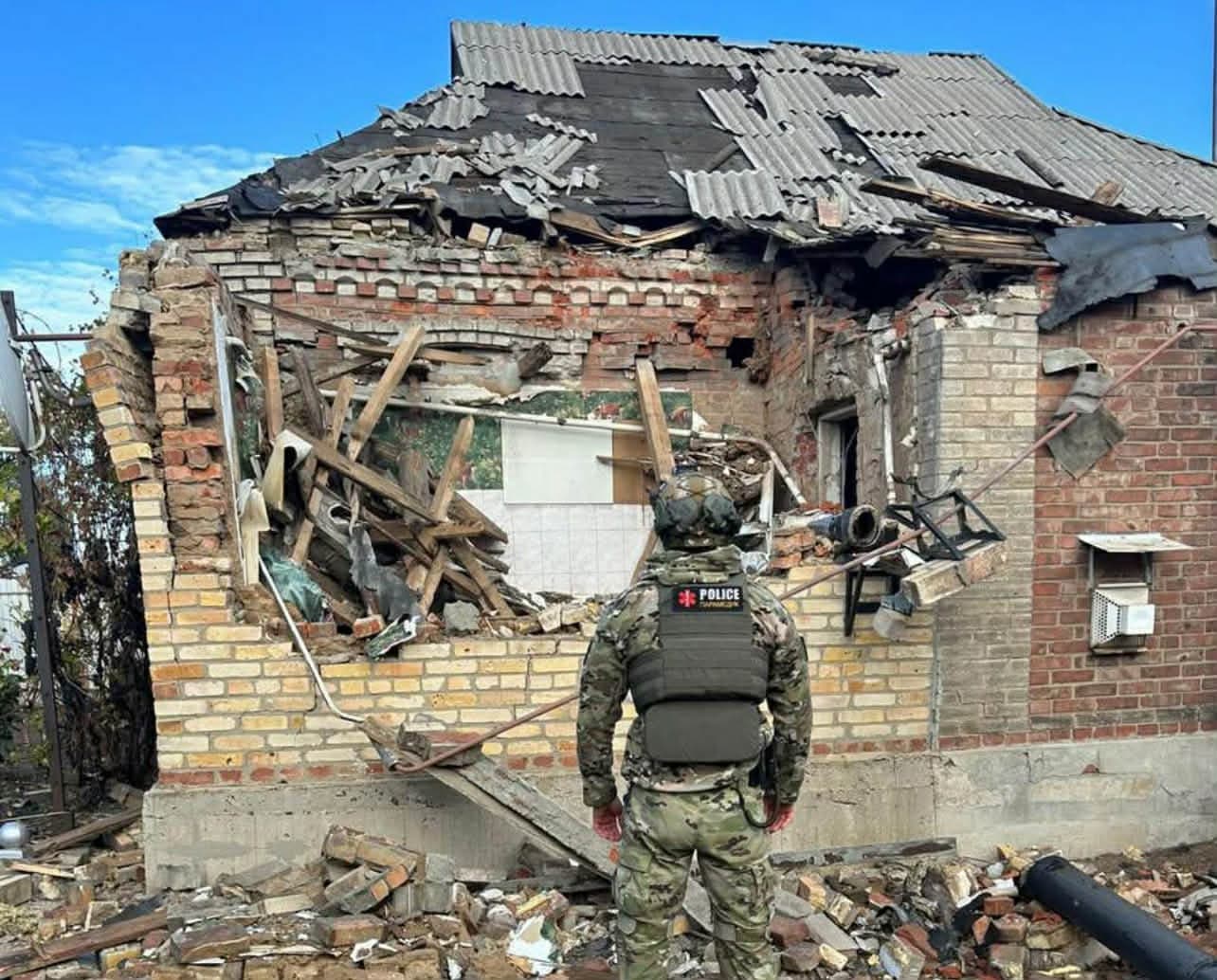 <em>Двоє загиблих і семеро поранених — наслідки російських обстрілів Донеччини. Фото: поліції Донеччини</em>