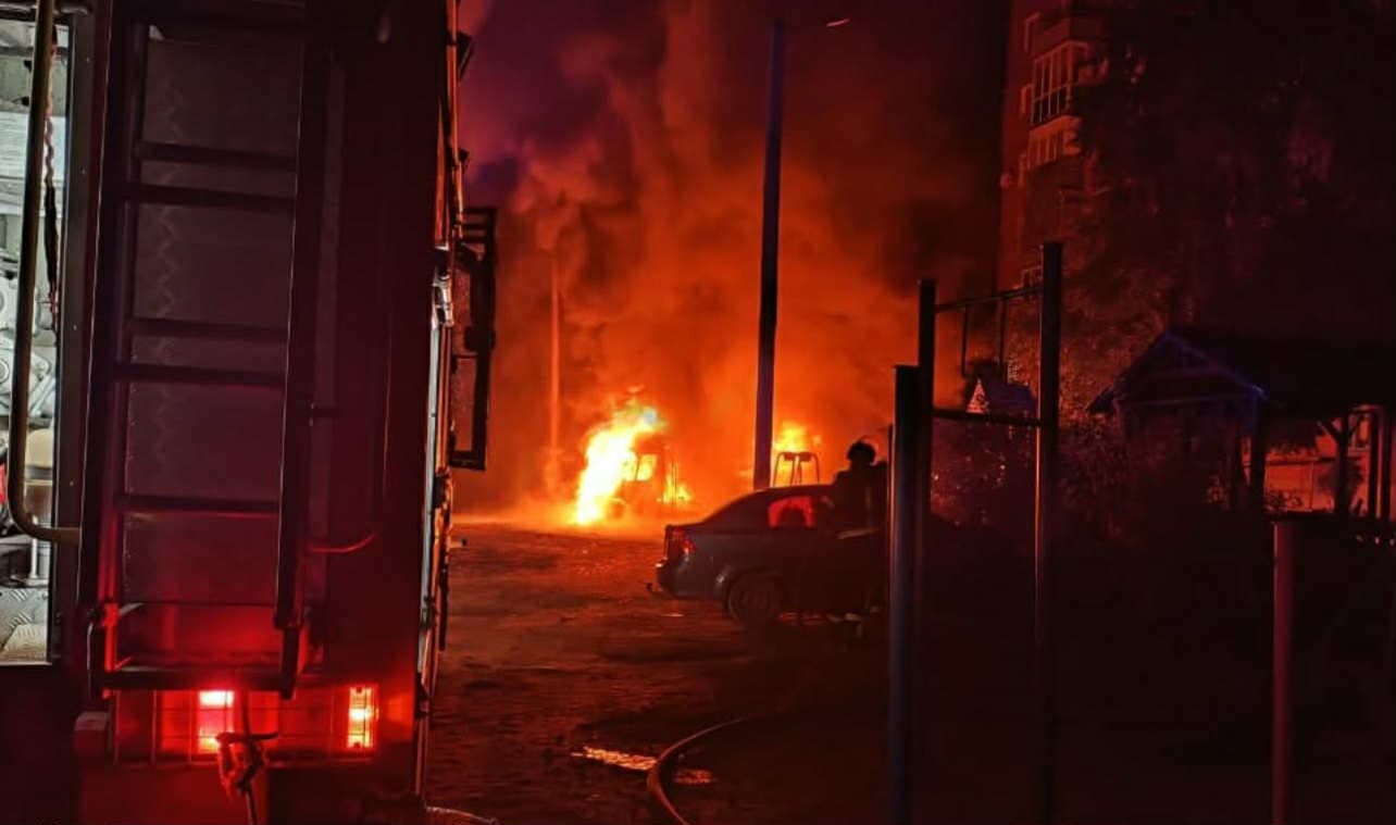 <em>На Донеччині за добу рятувальники ліквідували дві пожежі, які виникли внаслідок ворожих обстрілів. фото: ДСНС</em>