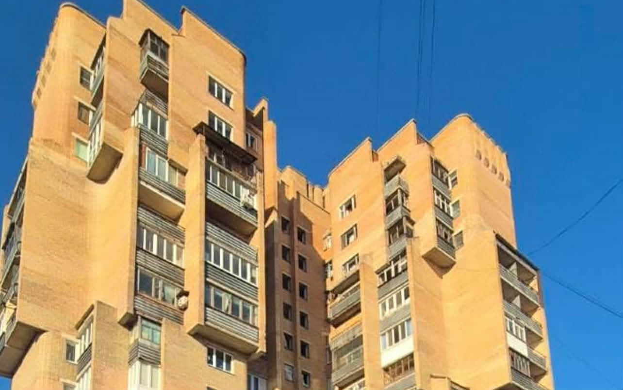 <em>У Словʼянську ворожим обстрілом пошкоджено дві багатоповерхівки. Фото: МВА</em>