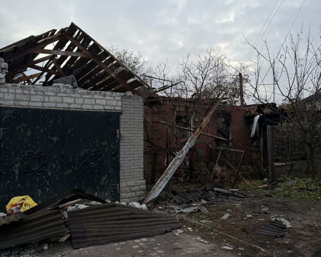 <em>У Словʼянську внаслідок обстрілу пошкоджено будинки та автівки. Фото: МВА</em>