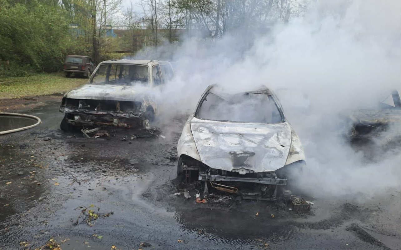 <em>В Краматорске в результате обстрела произошло возгорание трех легковых автомобилей. Фото: ГСЧС</em>