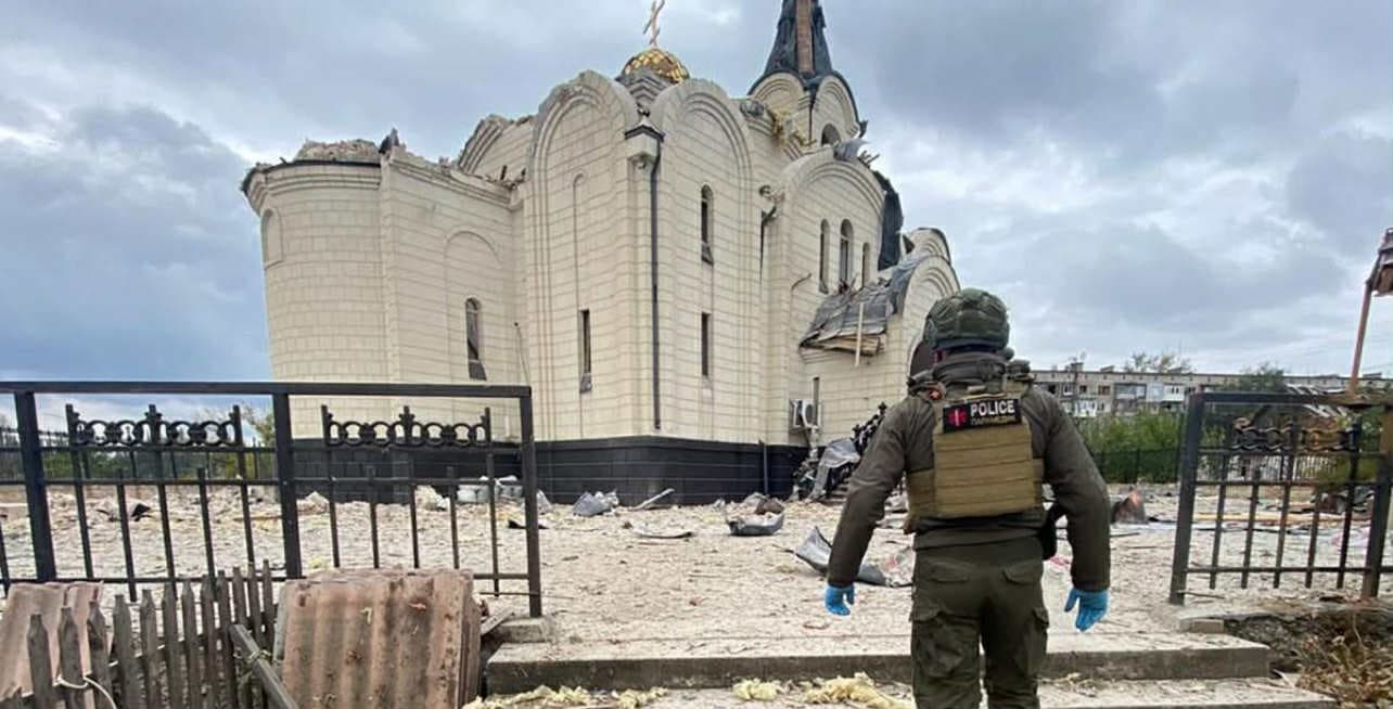 <em>Наслідки російських обстрілів у Костянтинівці на Донеччині. Фото: поліції</em>