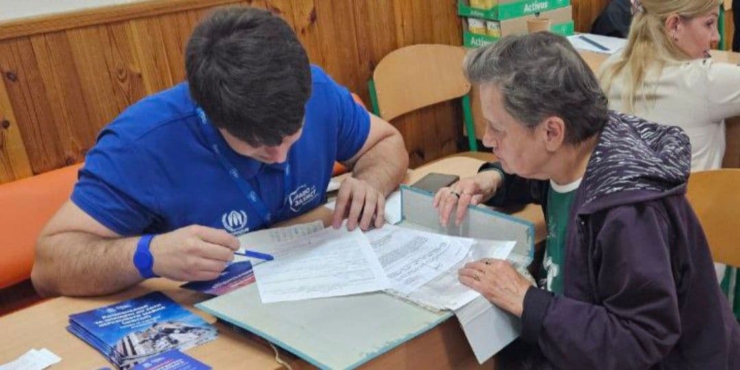 <em>Фахівець БФ "Право на захист" надае допомогу пострадавшій від російської агресії жінці, липень 2025 року Фото: БФ "Право на захист"</em>