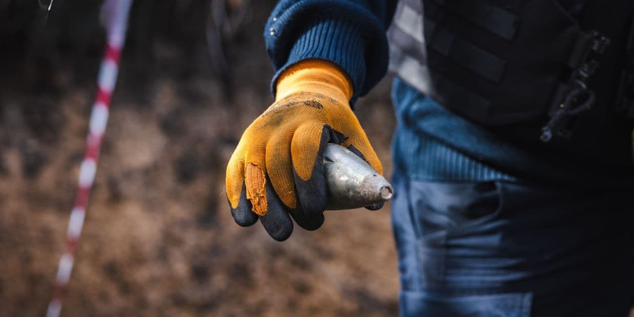 <em>Сапер Служби порятунку з вибухонебезпечним предметом. Фото: ДСН... <em>Сапер Служби порятунку з вибухонебезпечним предметом. Фото: ДСНС Донеччини</em>