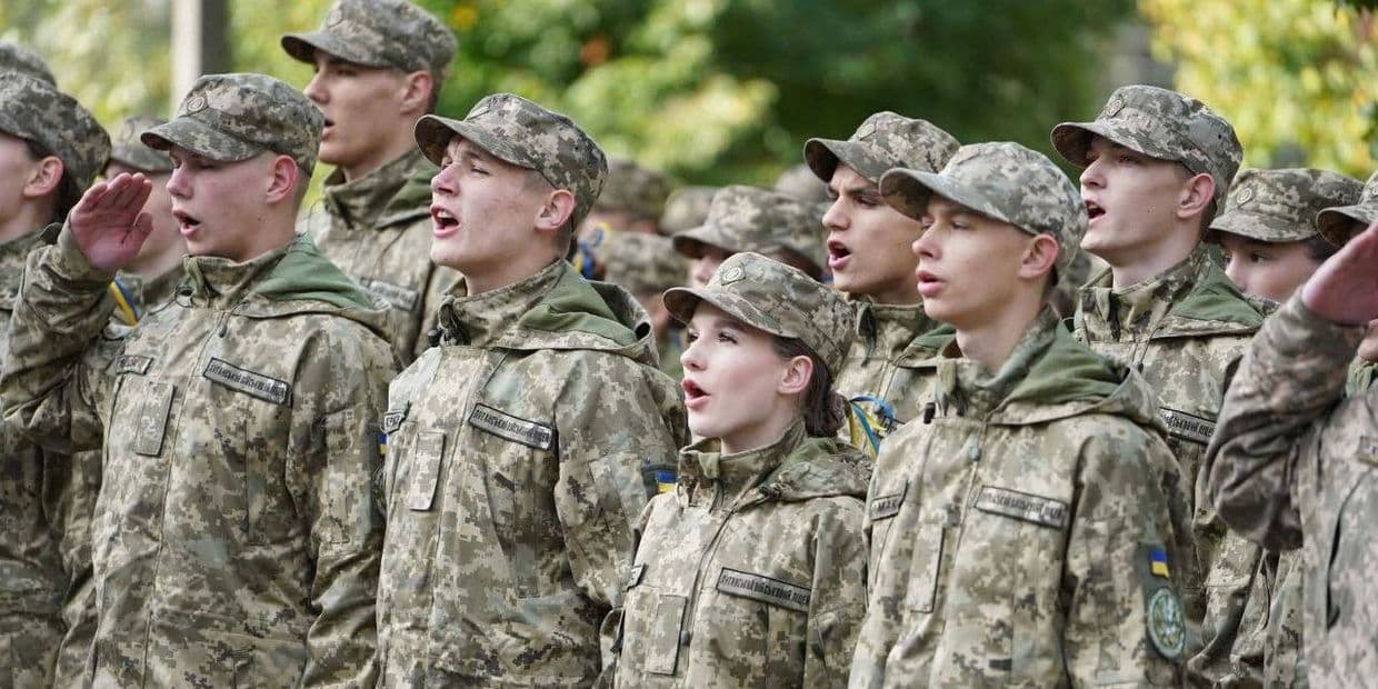 <em>Першокурсники Луганського обласного ліцею з посиленою військово-фізичною підготовкою співають гімн України, 1 жовтня 2025 року. Фото: Facebook/Олексій Харченко</em>