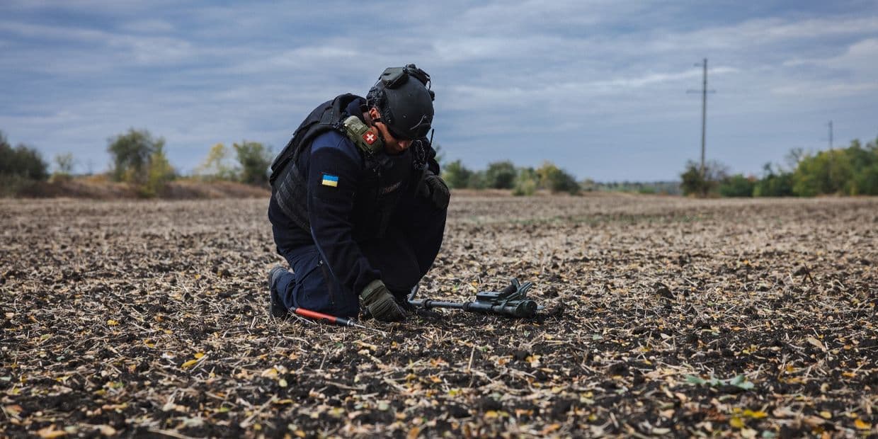 <em>Сапер за роботою. Фото: ДСНС Донеччини</em>