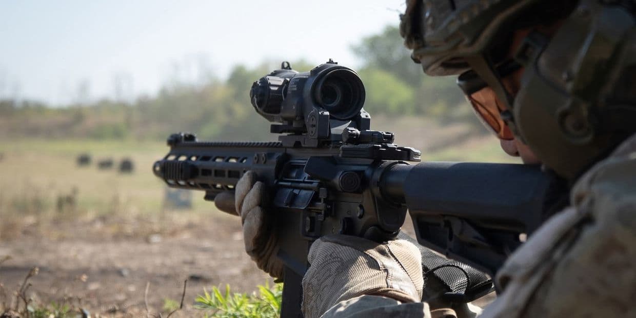 <em>Стреляет украинский защитник. Фото: 128 ОГШБр</em>