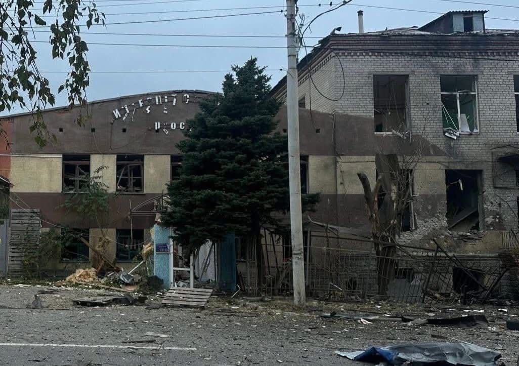 <em>В Краматорске вражеским обстрелом повреждены административные здания. Фото: Городского совета Краматорска</em>