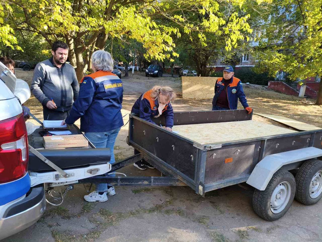 <em>Видача допомоги для швидкого ремонту після нічної дротової атаки, 2 жовтня 2025 року. Фото: Краматорська міська рада</em>