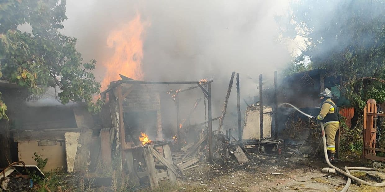 <em>Гасіння пожежі у Слов'янську 8 жовтня 2025 року. Фото: ДСНС Донеччини</em>