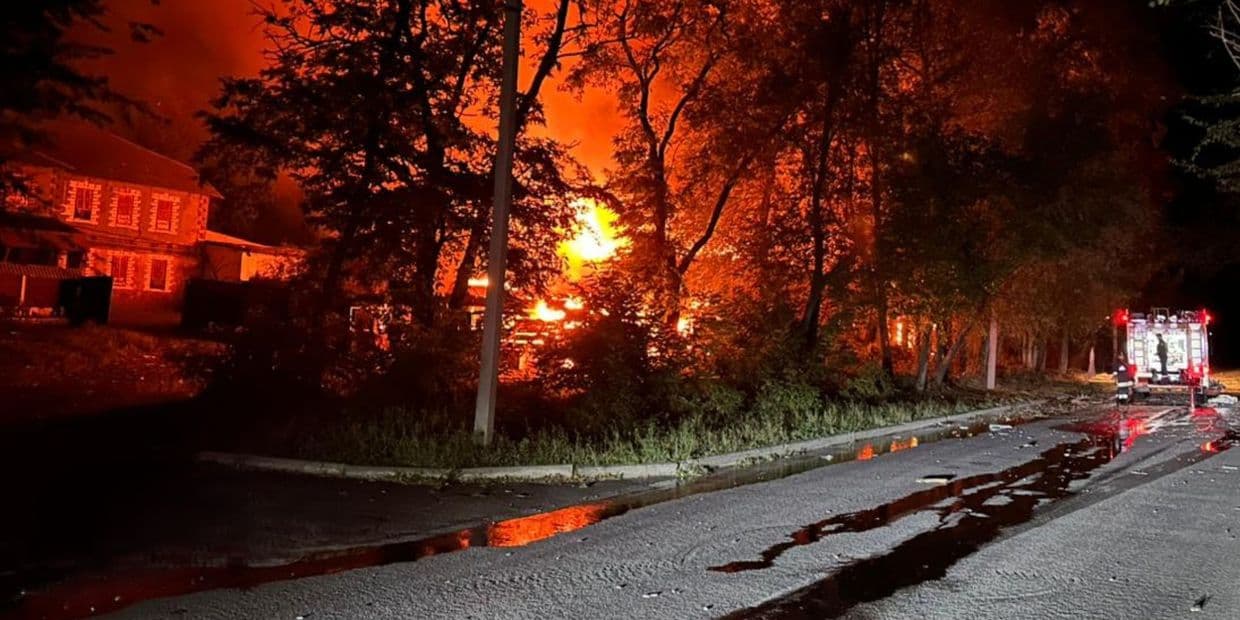 Обстріли Донеччини: палали житлові будинки, поранено людину (фото)