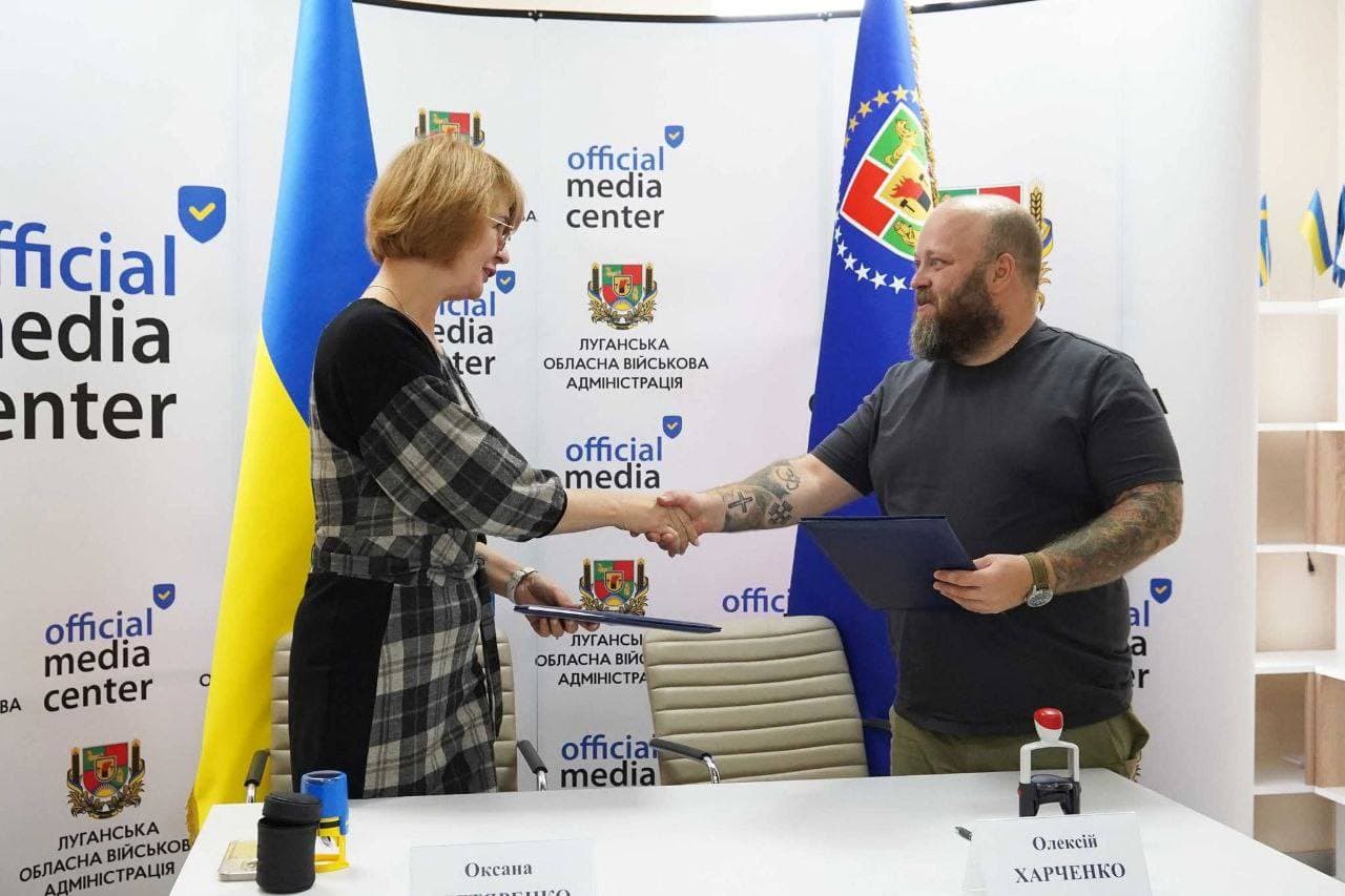 <em>Подписание Меморандума о сотрудничестве между Луганской ОГА и Благотворительным фондом "Суперлюди", сентябрь 2025 года. Фото: Facebook/Алексей Харченко</em>