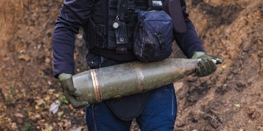 <em>Сапер несе снаряд. Фото: ДСНС Донеччини</em> <em>Сапер несе снаряд. Фото: ДСНС Донеччини</em>