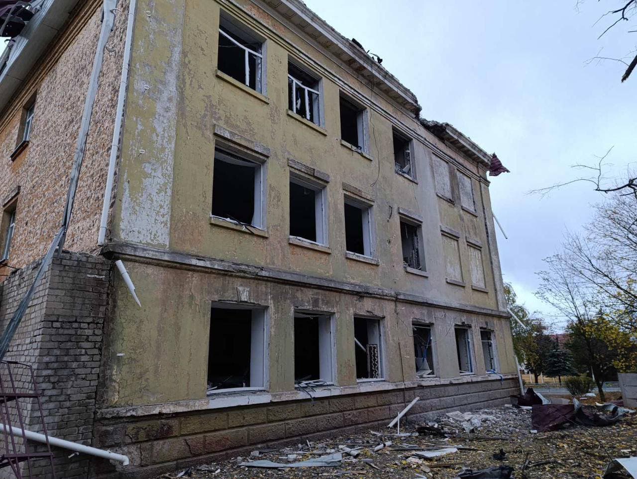<em>Наслідки ударів по школі у Краматорську 10 жовтня 2025 року. Фото: Facebook/Вадим Філашкін</em>