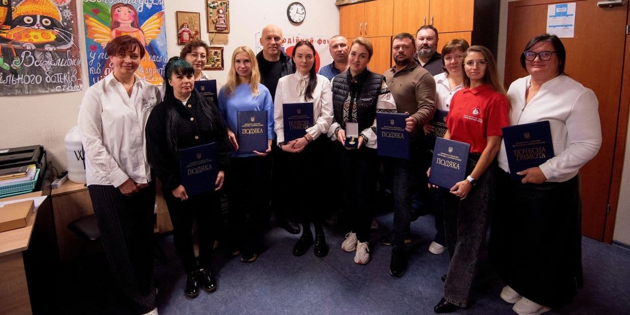 <em>Відзначення працівників БФ "Слов'янське серце" Донецькою ОДА. Фото: Facebook/Вадим Філашкін</em>